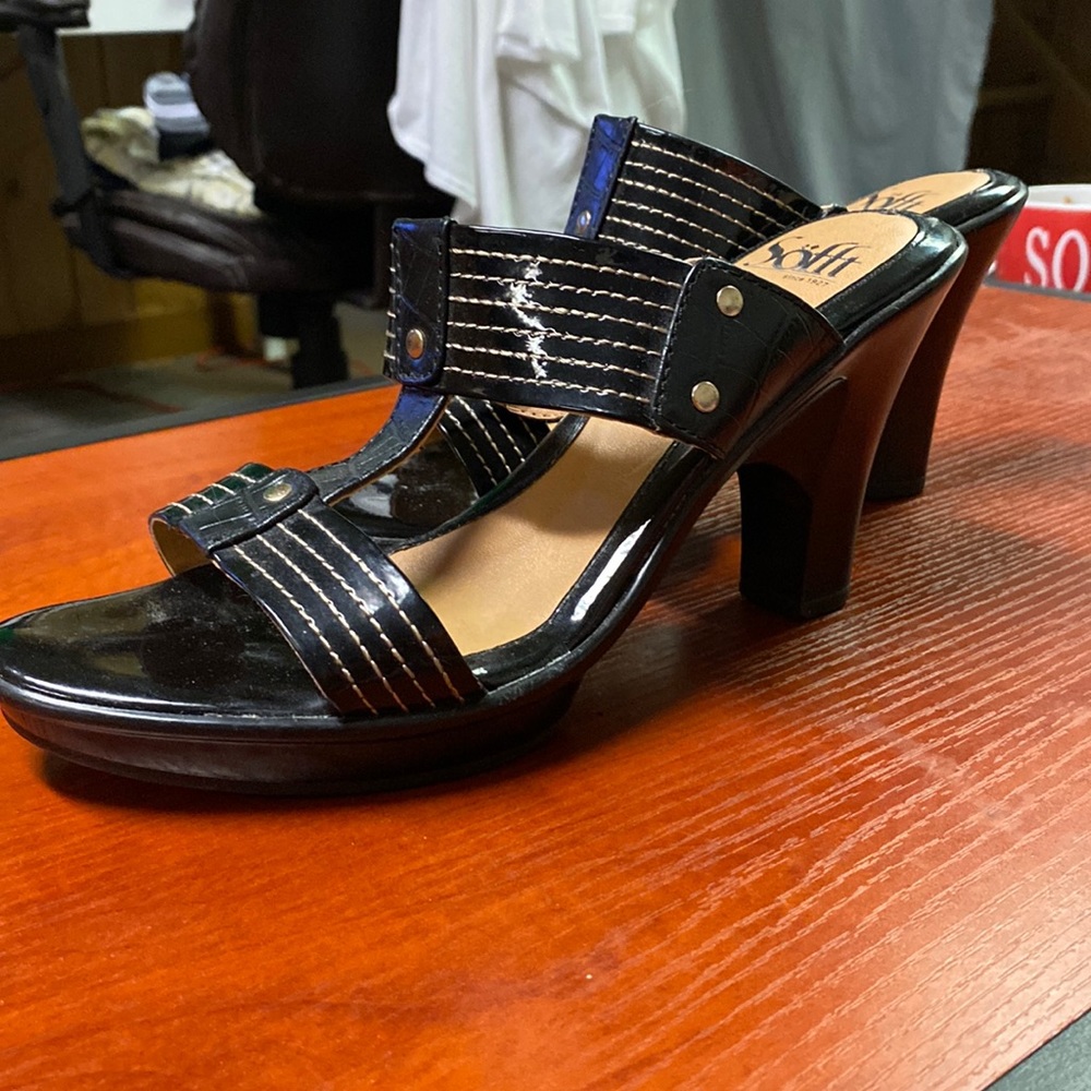 Sofft T strap patent block heels